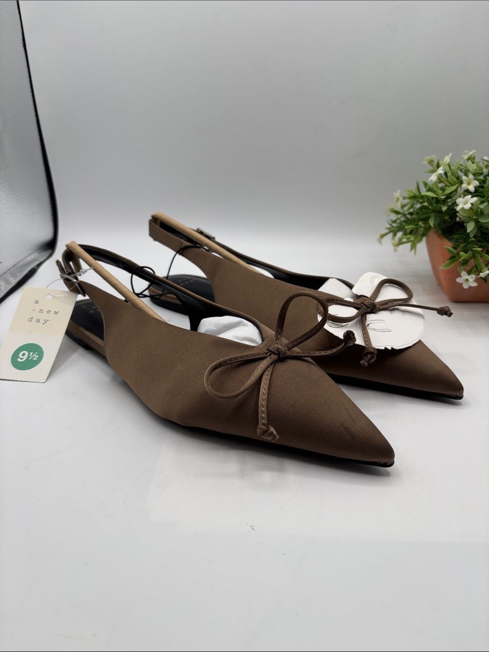 a new day Woman 9.5 Brown Pointed Toe Slingback Flats Bow Accent NWT